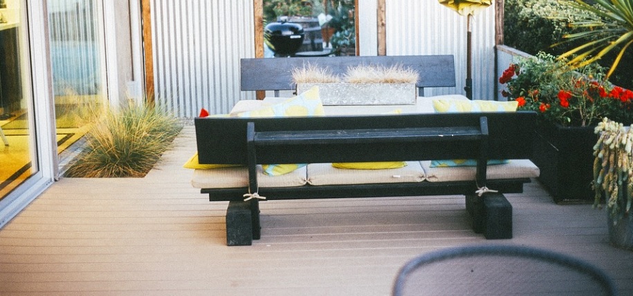 terrasse en bois avec meubles