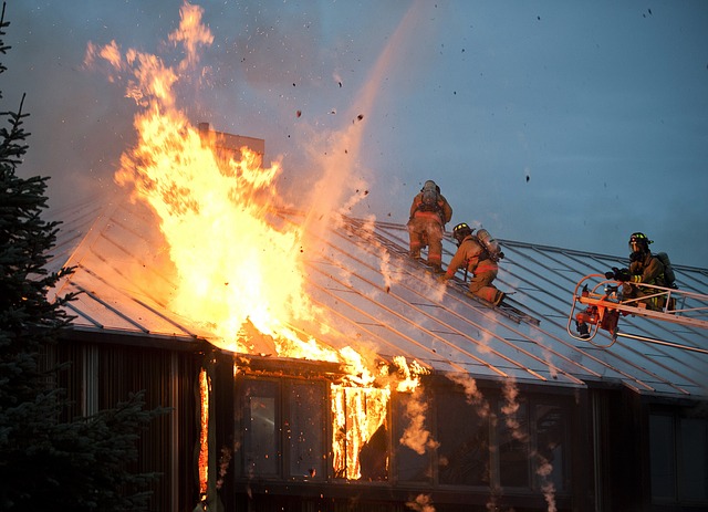 maison brûlée et pompiers